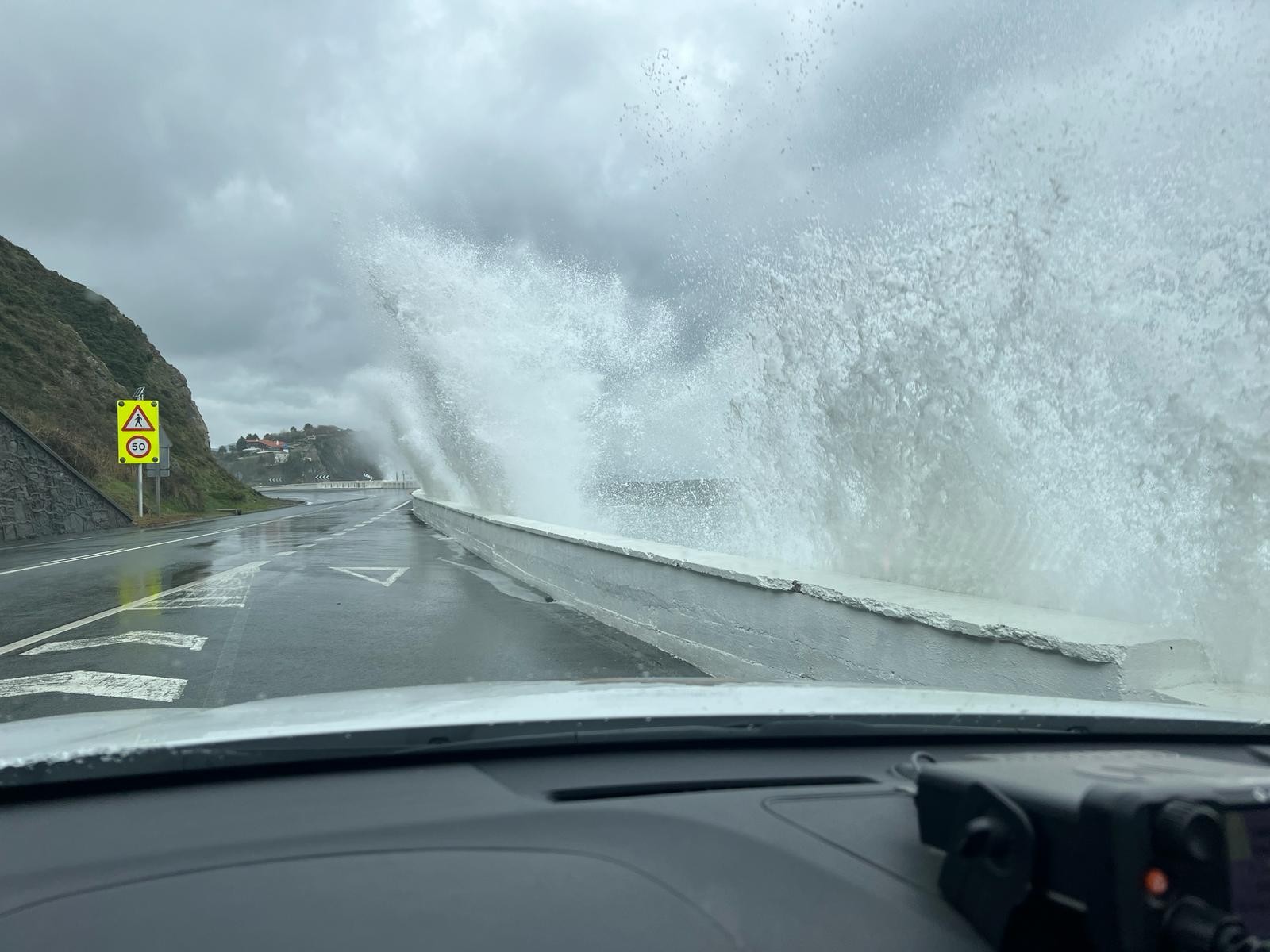 Itxita dago Getaria eta Zumaia arteko errepidea, olatu handiengatik