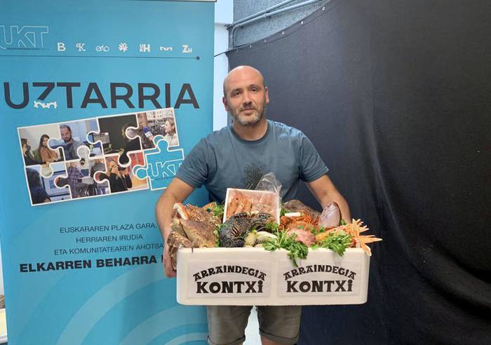 Zozkatu du Uztarriak itsaskiz betetako otarrea