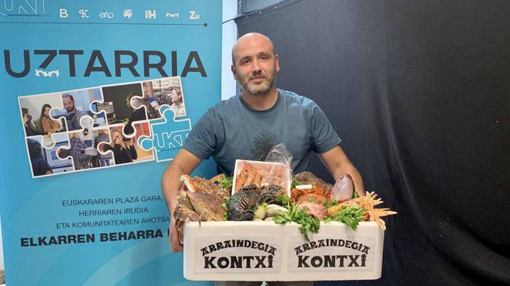 Zozkatu du Uztarriak itsaskiz betetako otarrea