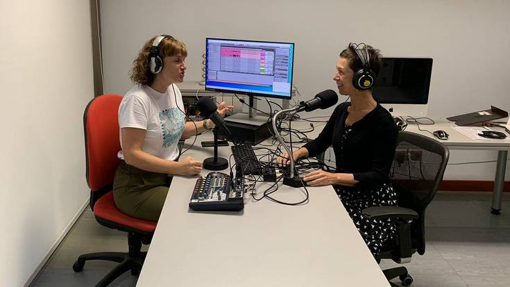 Gaur estreinatu dute Ana Galarragak eta Alaitz Ochoa de Eribek gidatutako 'Uhin Ultra Moreak' podcasta