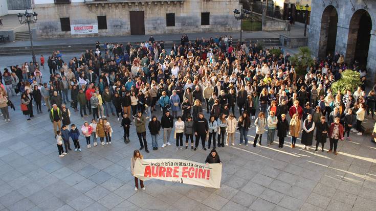 Plaza bete jendek salatu du adin txikiko batek Azkoitian jasandako eraso matxista