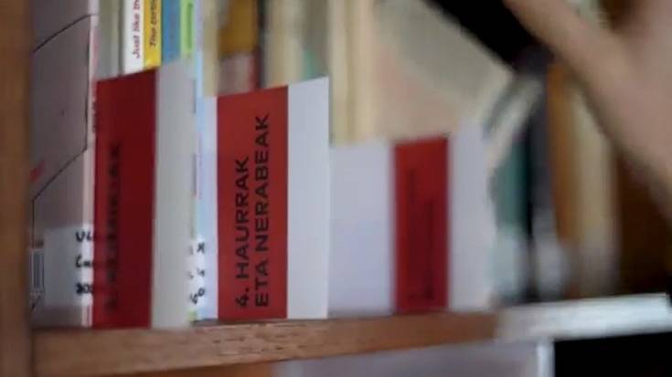Bigarren eskuko liburuak bilduko dituzte bihar Beheko Plazako azokan, Etxapeko liburutegia osatzeko