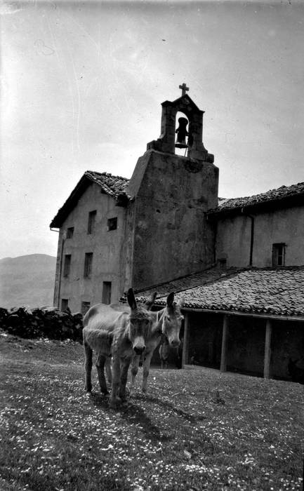 Madariagako San Isidro eliza, 1933ko argazki batean
