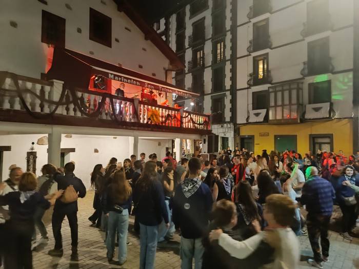 Dantzan egitera gonbidatuko dute gaur Kofradian