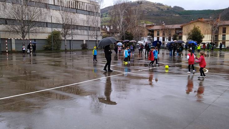 Areto futbolean eta tenisean jokatuko dute larunbat honetan Multikiroleko ikasleek