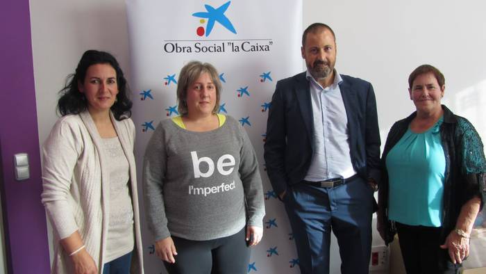 La Caixak 2.000 euroko diru-laguntza eman dio Hitzez Emakume Baserritarren Elkarteari