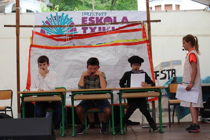 Antzerkia eta musika, Eskola Txikien Jaiaren arratsaldean