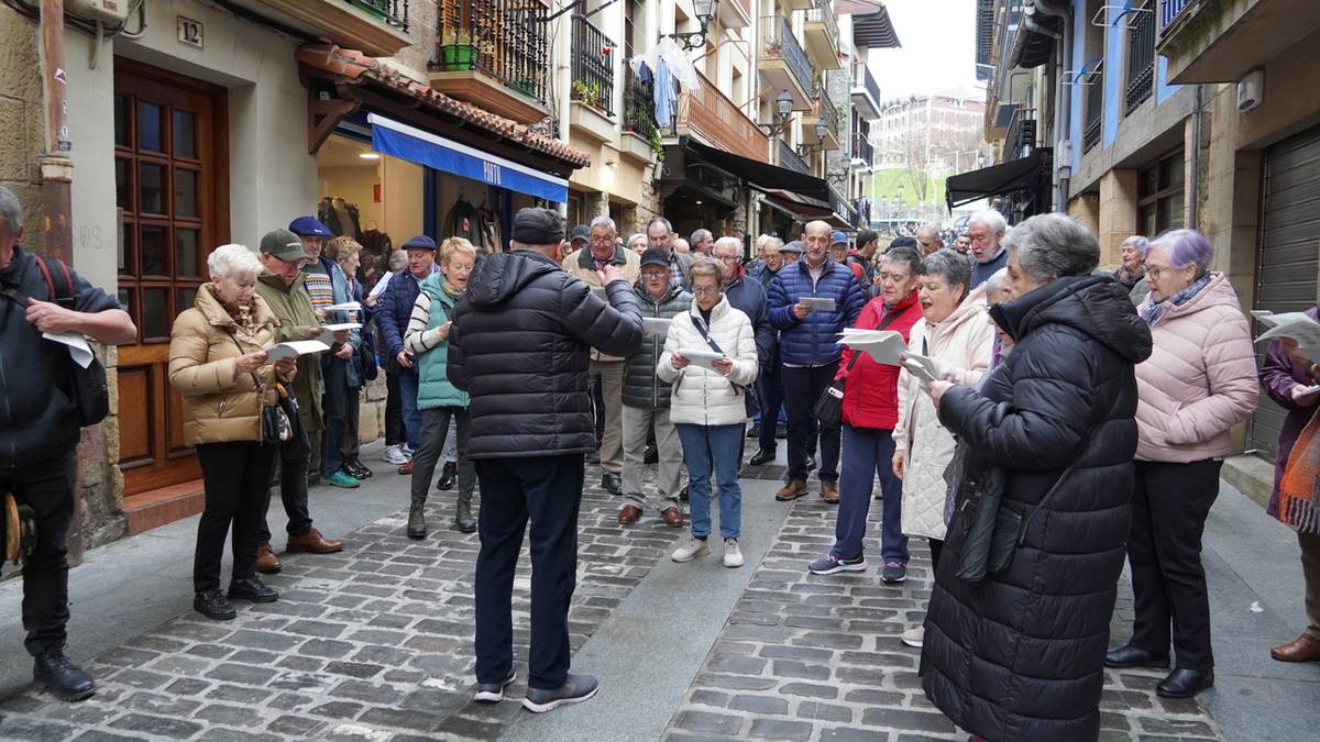 Euskararen aldeko kantuek hartu dute Getariako alde zaharra
