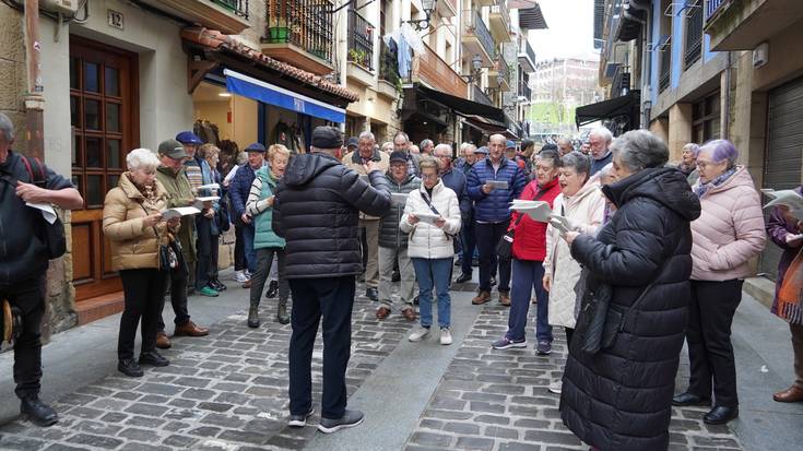 Euskararen aldeko kantuek hartu dute Getariako alde zaharra