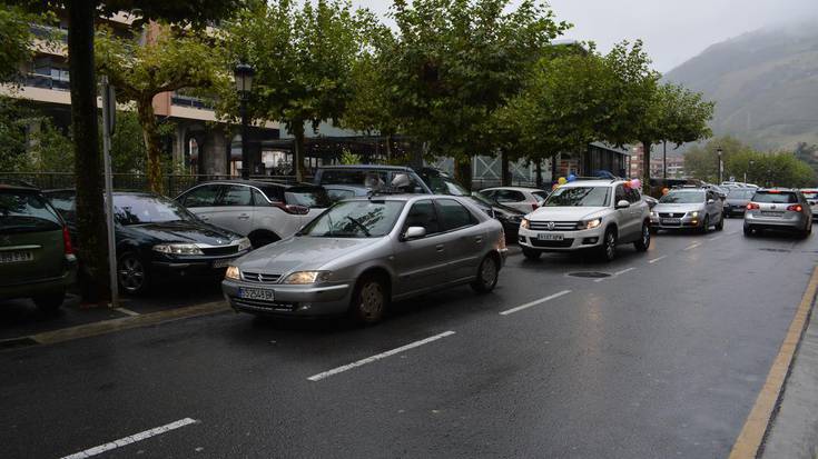 Osasuna eta eskubideak aldarrikatuz, auto karabana egin dute herrian