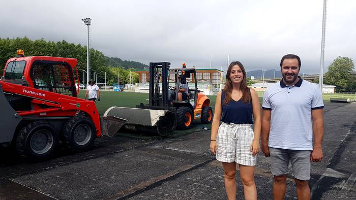 Hasi dira Zarauzko 'Asti Txiki' zelaiko belar artifiziala ordezkatzeko lanak