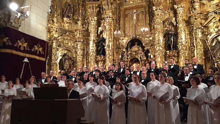 Donostiako Orfeoiak leporaino bete zuen Azkoitiko Santa Kutz eliza