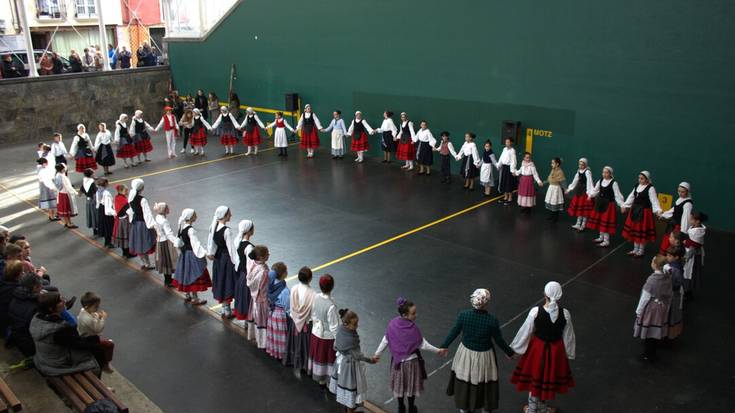 Dantzaz eta ospakizunez bete dute Frontoi Txikia Itsasiko dantzariek