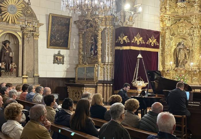 Pianoaren eta harmoniumaren fusioa eraman du Aire(h)arik Santa Kutz komentura