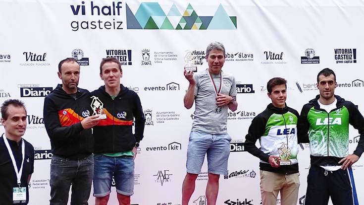 Azkoitri triatloi taldeak Euskadiko Distantzia Erdiko Triatloi Txapelketa irabazi du