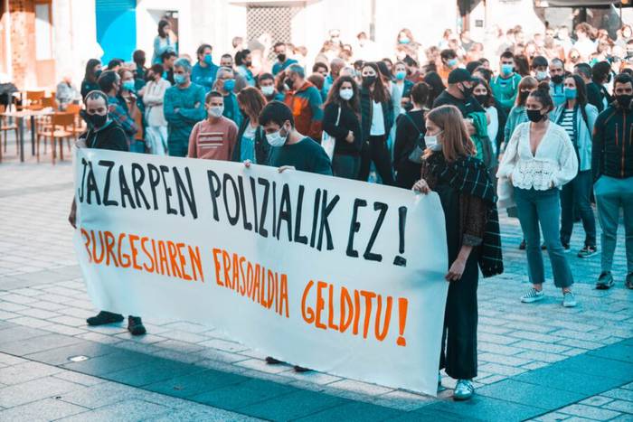 Atzo Azpeitian izandako atxiloketak eta "jazarpen poliziala" salatu dituzte ehunka lagunek