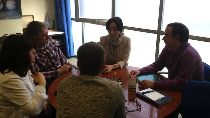 Iñaki Agirrezabalaga Zumaiako alkate ohia Ondarroako udal ordezkariekin bildu da gaur