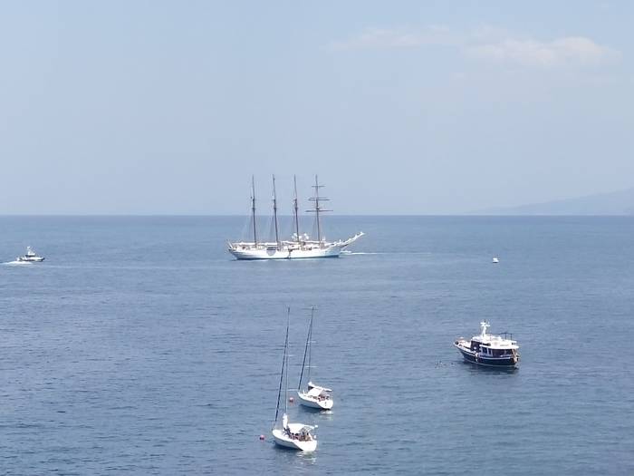 Haritz Alberdi alkatea desados agertu da 'Juan Sebastian Elcano' ontziaren presentziarekin