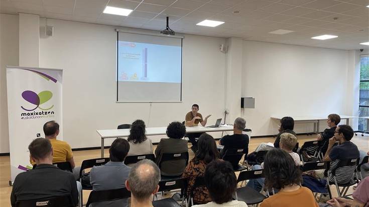 Euskararen bidegurutzean, 'Esnatu ala hil' aurkeztu du Goikoetxeak