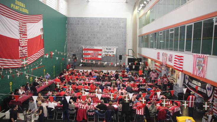 Joxe Angel Iribar omendu dute Zarautzen Gipuzkoako Athletic zaleek