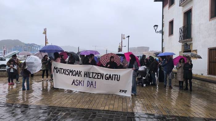 Irmoki salatu dute Iruñeko hilketa matxista Azpeitiko eta Zumaiako talde feministek