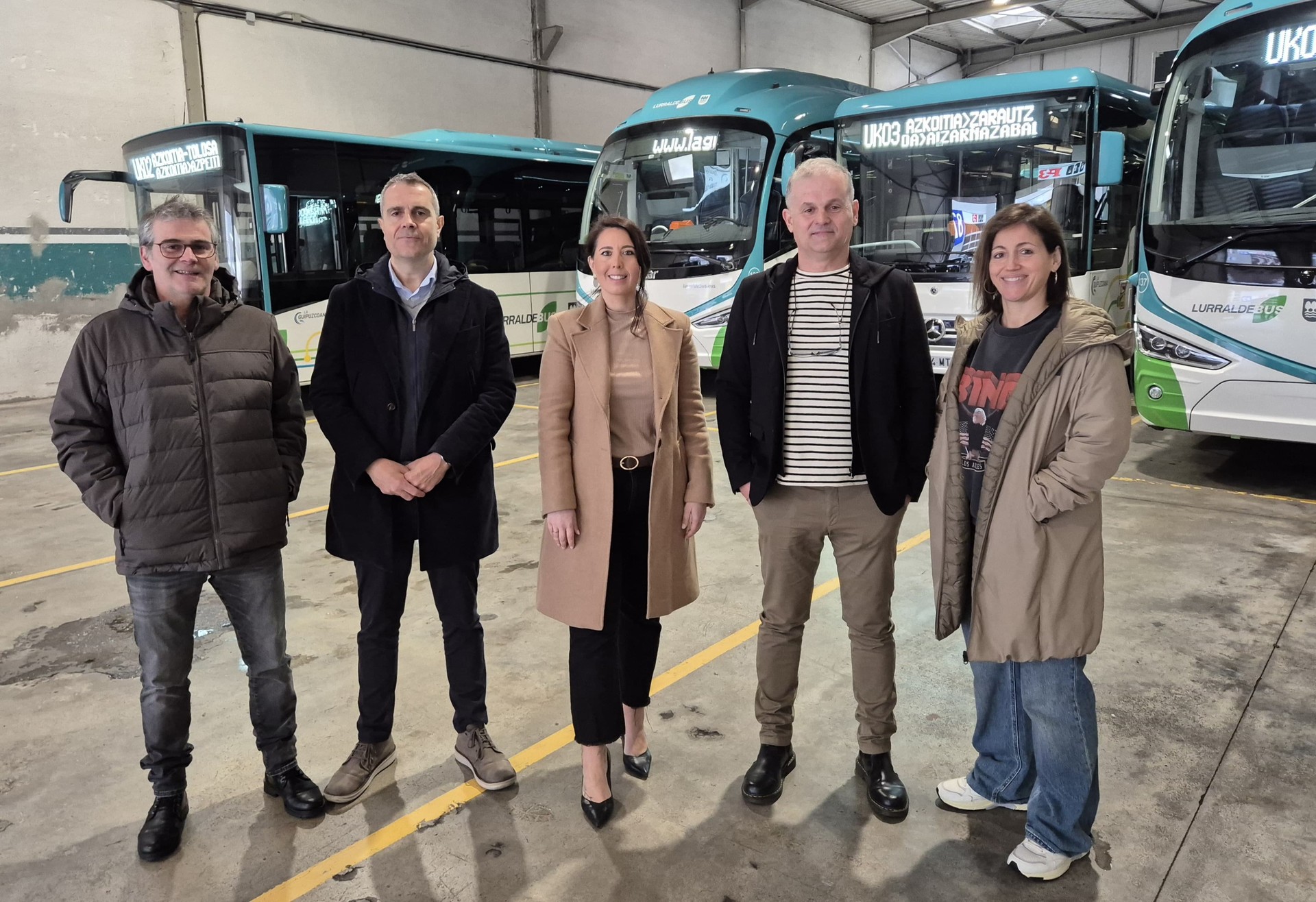 Dominguez diputatuak La Gipuzcoana autobus enpresa bisitatu du haren ehungarren urteurrenean
