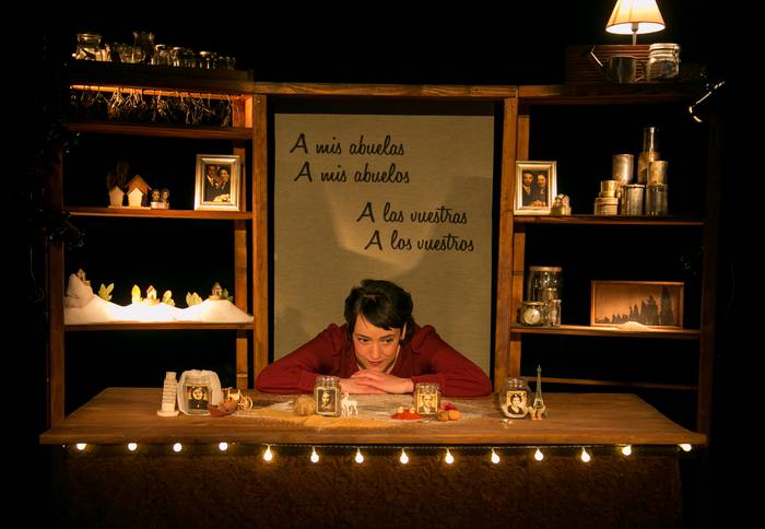 Aiton-amonen memoria Modelora eramango du El Patio antzerki taldeak