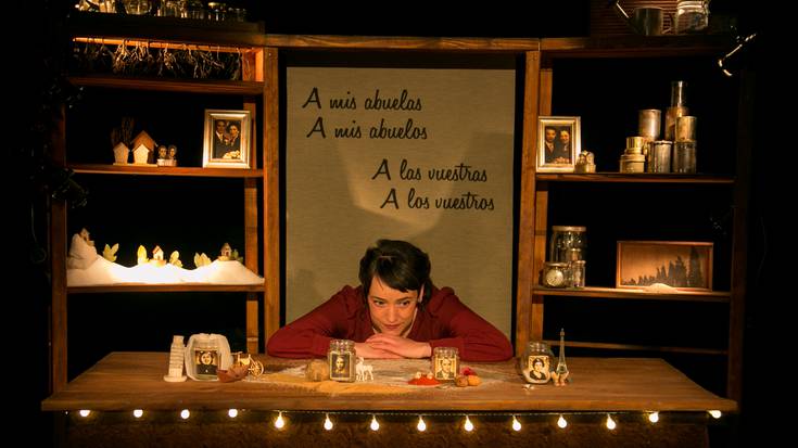 Aiton-amonen memoria Modelora eramango du El Patio antzerki taldeak