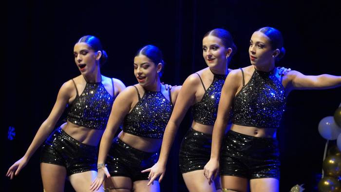 Born to dance eskolako dantzariek goraino bete dute Baztartxo urte amaierako jaialdian