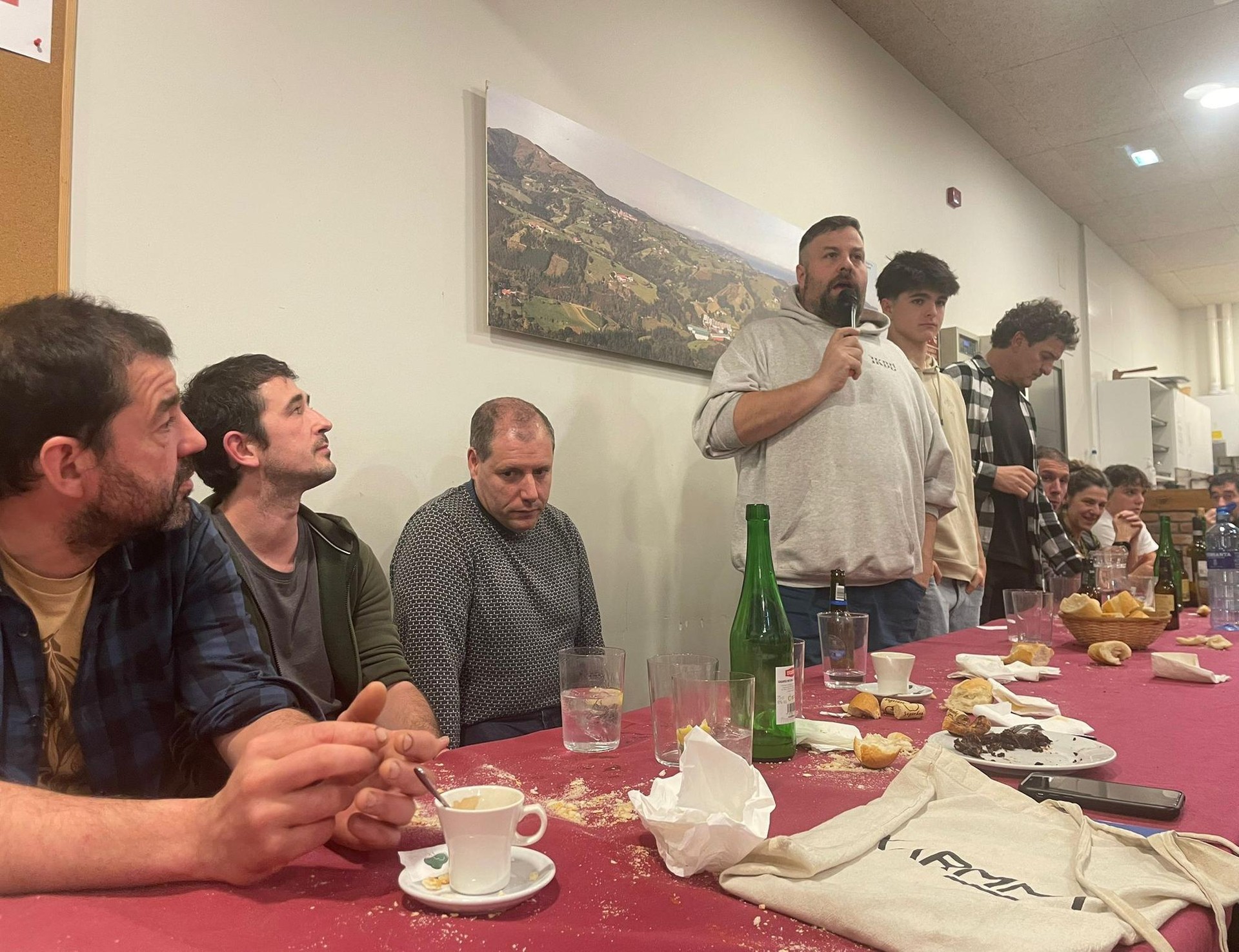 Andatzako auzoa bertsoz bete da