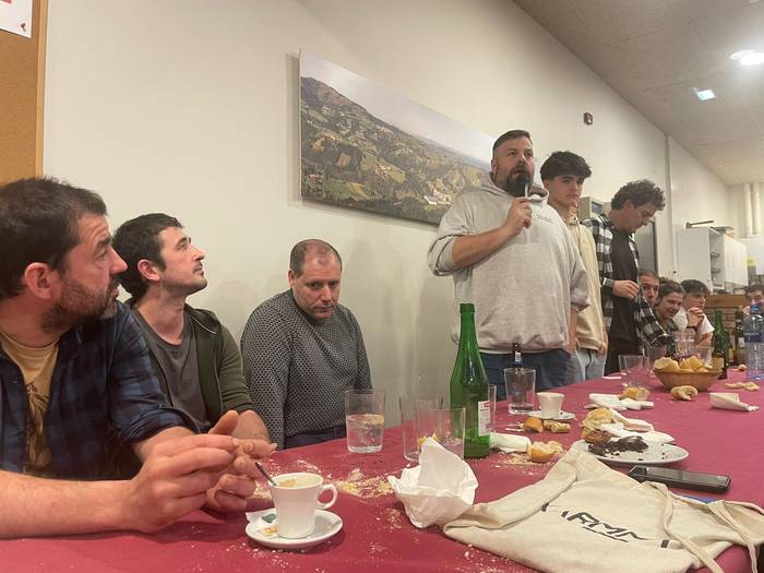 Andatzako auzoa bertsoz bete da