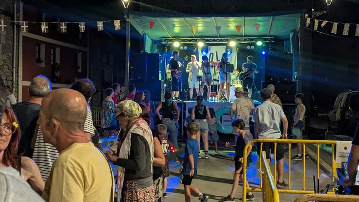 Festetako lehen gaua giro bikainean igaro dute Aizarnan