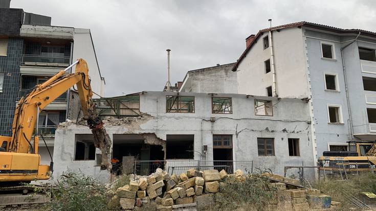 Bideoa: Leundaneko eraikina botatzen hasi dira gaur eguerdian