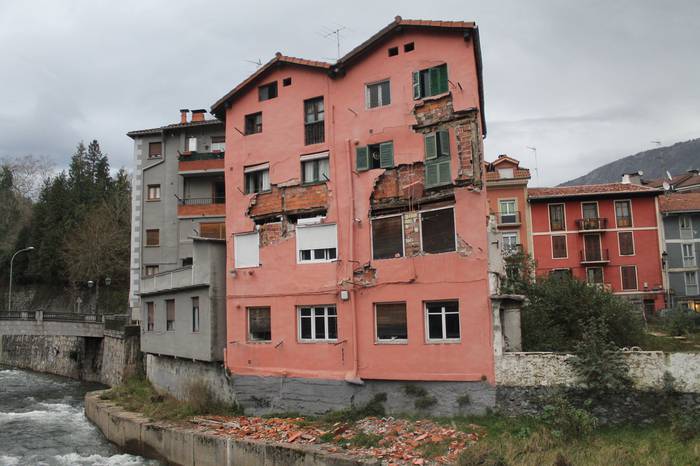 Azkoitiko Udalak azaldu "aurki" botako dutela Kale Nagusia 4ko eraikina