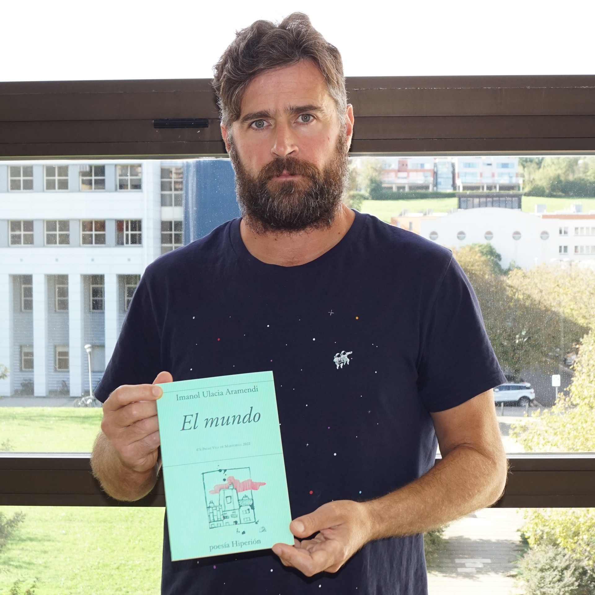 Salgai dago dagoeneko Imanol Ulaciaren 'El mundo' liburua