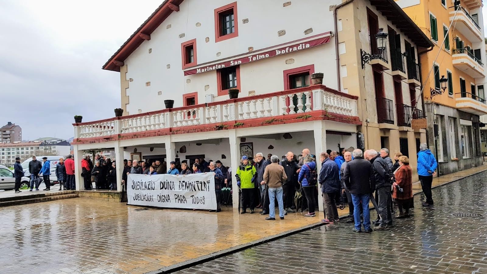 Euripean elkarretaratu dira gaur pentsiodunak