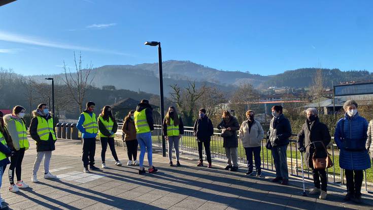 Eguraldia lagun, 'Paxira' egitasmoko ibilaldi osasungarria egin dute