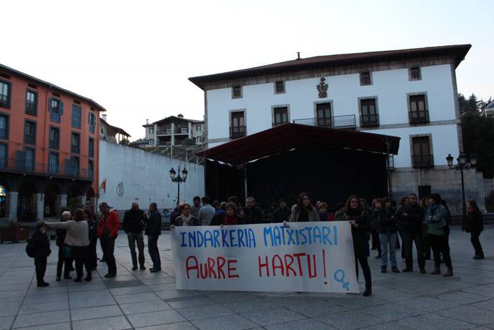 Mungiako Andina Pereiraren hilketa salatzeko elkarretaratzeak egin dituzte Urola Kostan