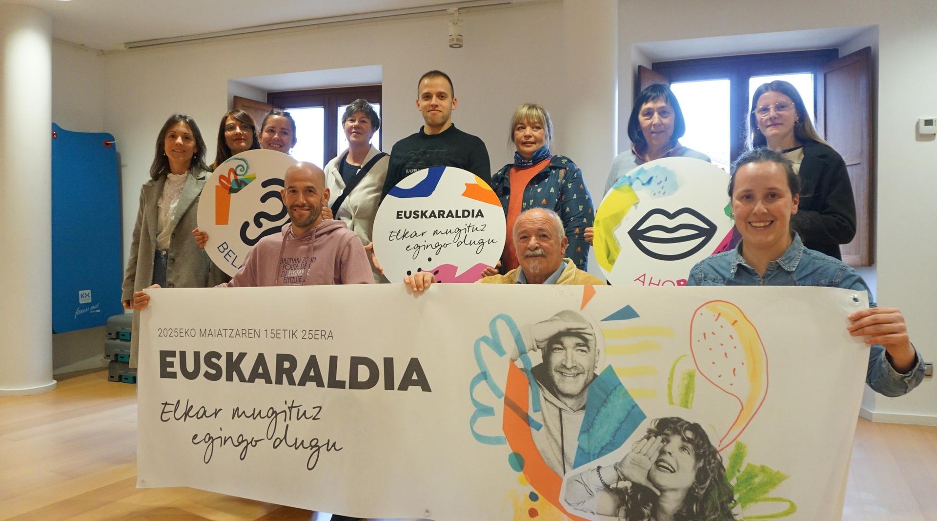 Aian bihar jarriko dute mahaia Euskaraldiko txapak banatzeko