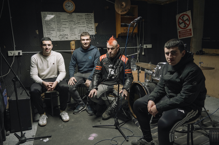 Musikazaleen zubi egin duen eraikina