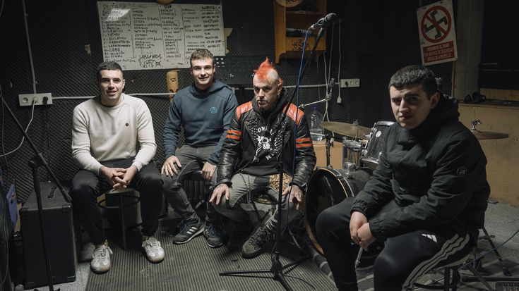 Musikazaleen zubi egin duen eraikina