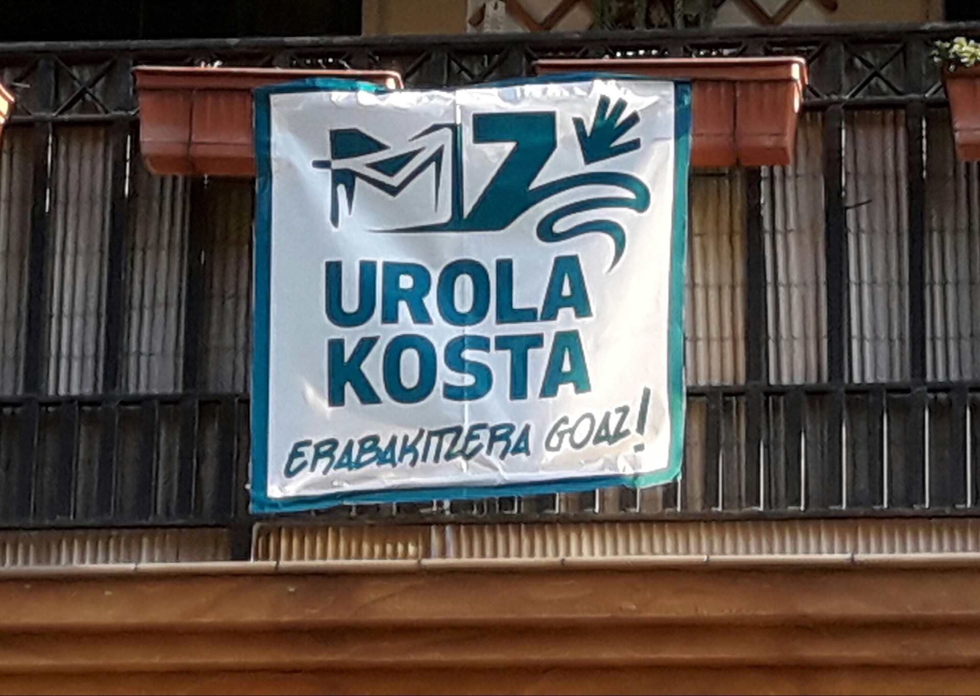 M7 kartelak etxeko balkoietan jartzeko deia