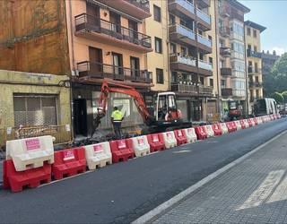 Hasi dira Arana kalean espaloia berritzeko lanekin