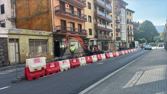 Hasi dira Arana kalean espaloia berritzeko lanekin