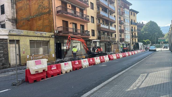 Hasi dira Arana kalean espaloia berritzeko lanekin