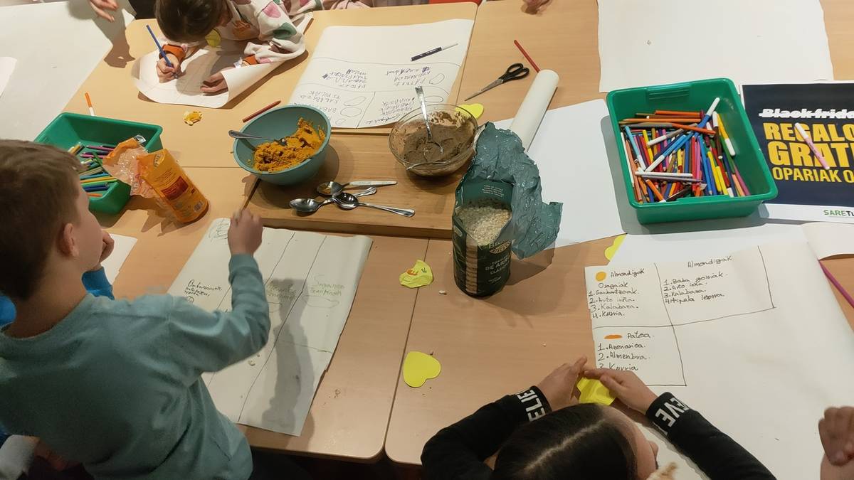 Janari hondarrei zukua ateratzeko gakoak ikasi dituzte Ekoetxean