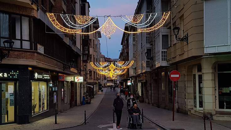 Piztu dituzte Gabonetako argiak Zumaiako kaleetan