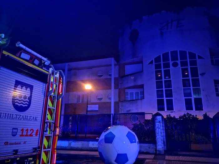 Hormako lau zakarrontzi eta edukiontzi handi bat erre dituzte Herri Eskolan