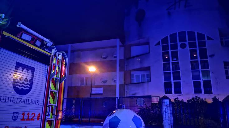 Hormako lau zakarrontzi eta edukiontzi handi bat erre dituzte Herri Eskolan