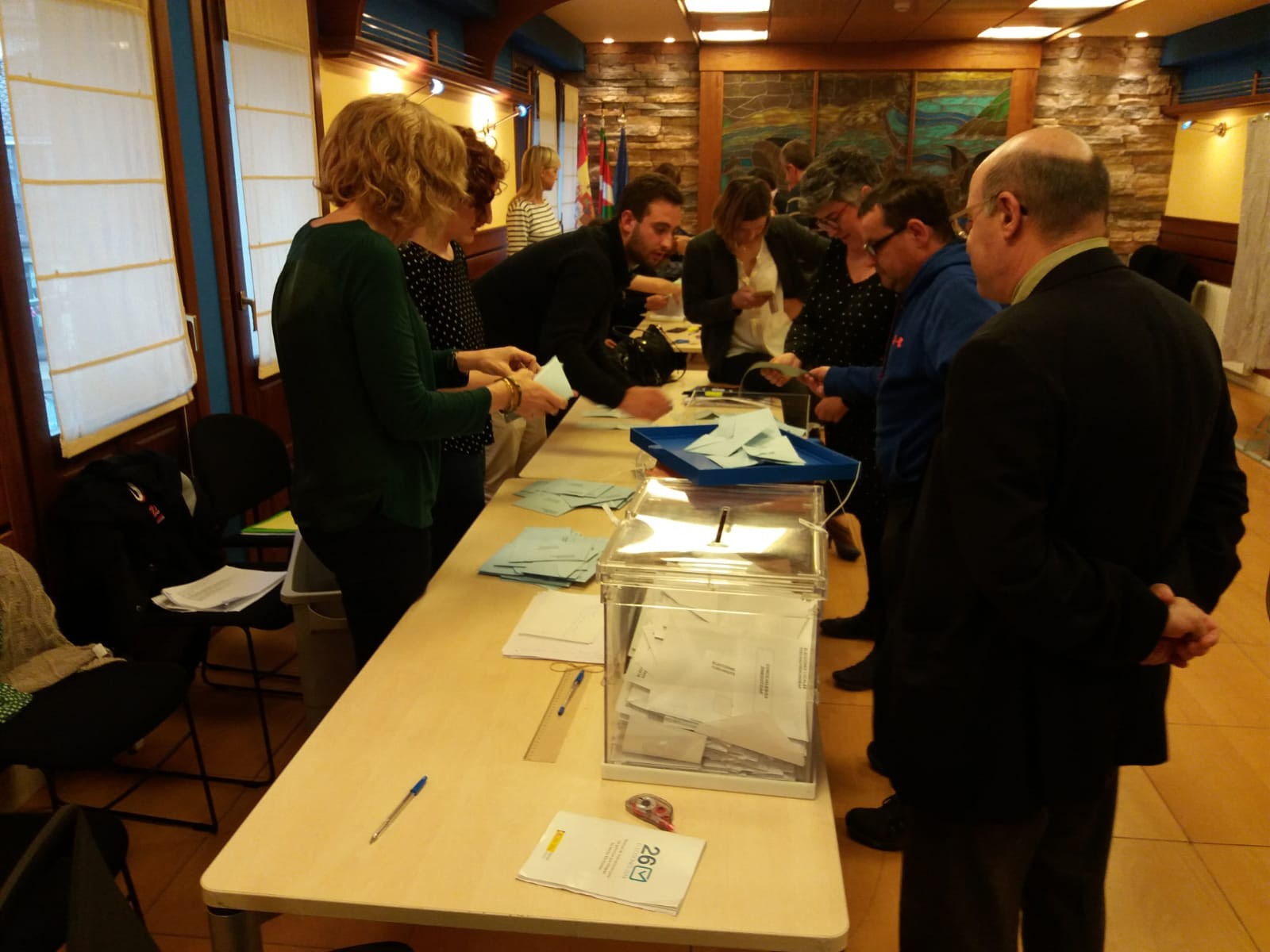 Itxi dituzte hauteslekuak eta hasi da boto kontaketa